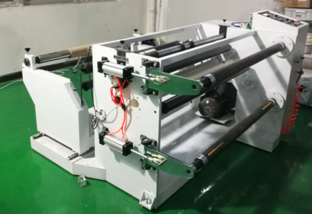 Vista frontal de la máquina cortadora de película mylar con barra colectora hidráulica
