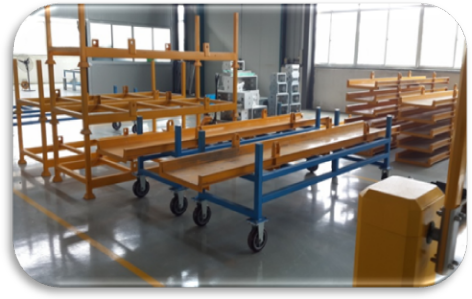 Carro de hierro industrial para transporte pesado de barras de cobre y aluminio.