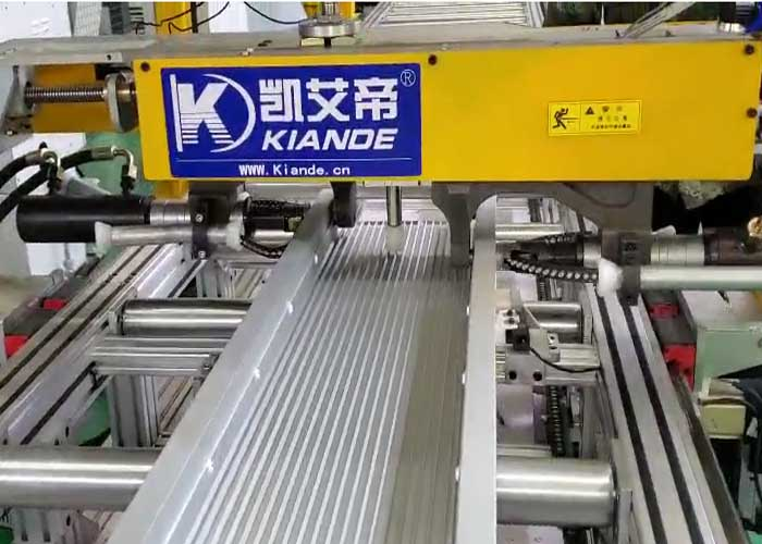 What is advatange of compact busbar ¿Cuál es la ventaja de la barra colectora compacta?
