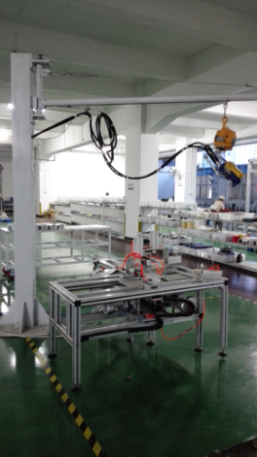 Configuración ergonómica de colgador superior y máquina remachadora