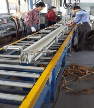 Estación de trabajo de instalación de accesorios de la máquina de ensamblaje de barras colectoras manuales